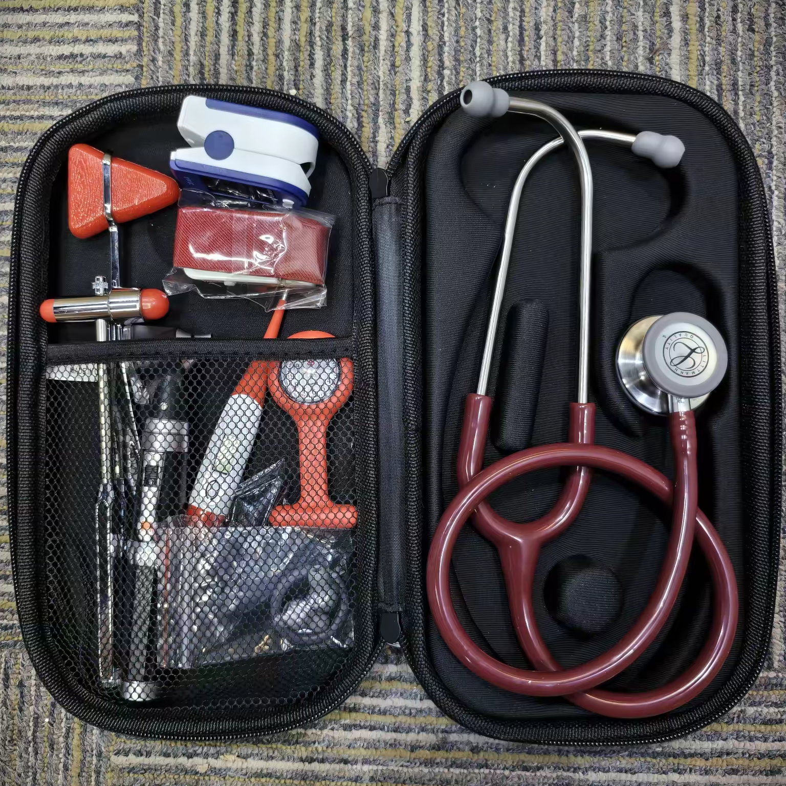 MEDICAL KIT WITH BLOOD PRESSURE MONITOR